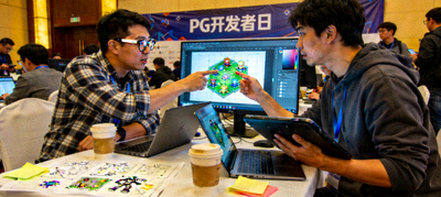 PG开发者日线下活动照片，程序员与美术师讨论游戏原型